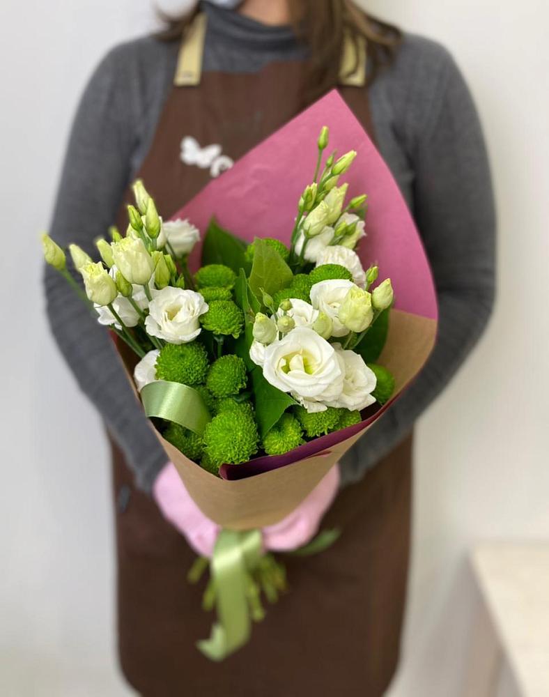 Букет морозный день в Микуни Букет цветов из: Хризантемы и Лизиантусы в Микуни