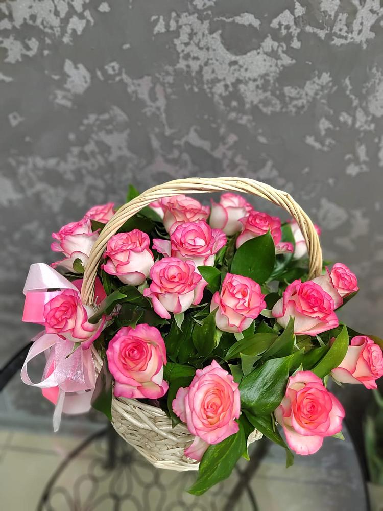Цветочная композиция из Розы в корзине в Микуни