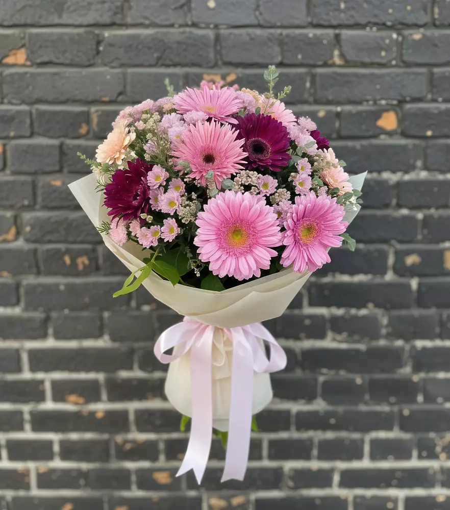 Букет яркие краски в Микуни Букет цветов из: Герберы и Хризантемы в Микуни
