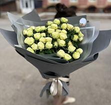Букет Белые кустовые розы Солинеро в Микуни