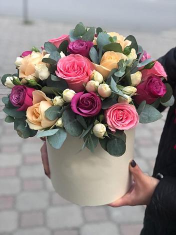 Цветочная композиция из Розы в шляпной коробке в Микуни