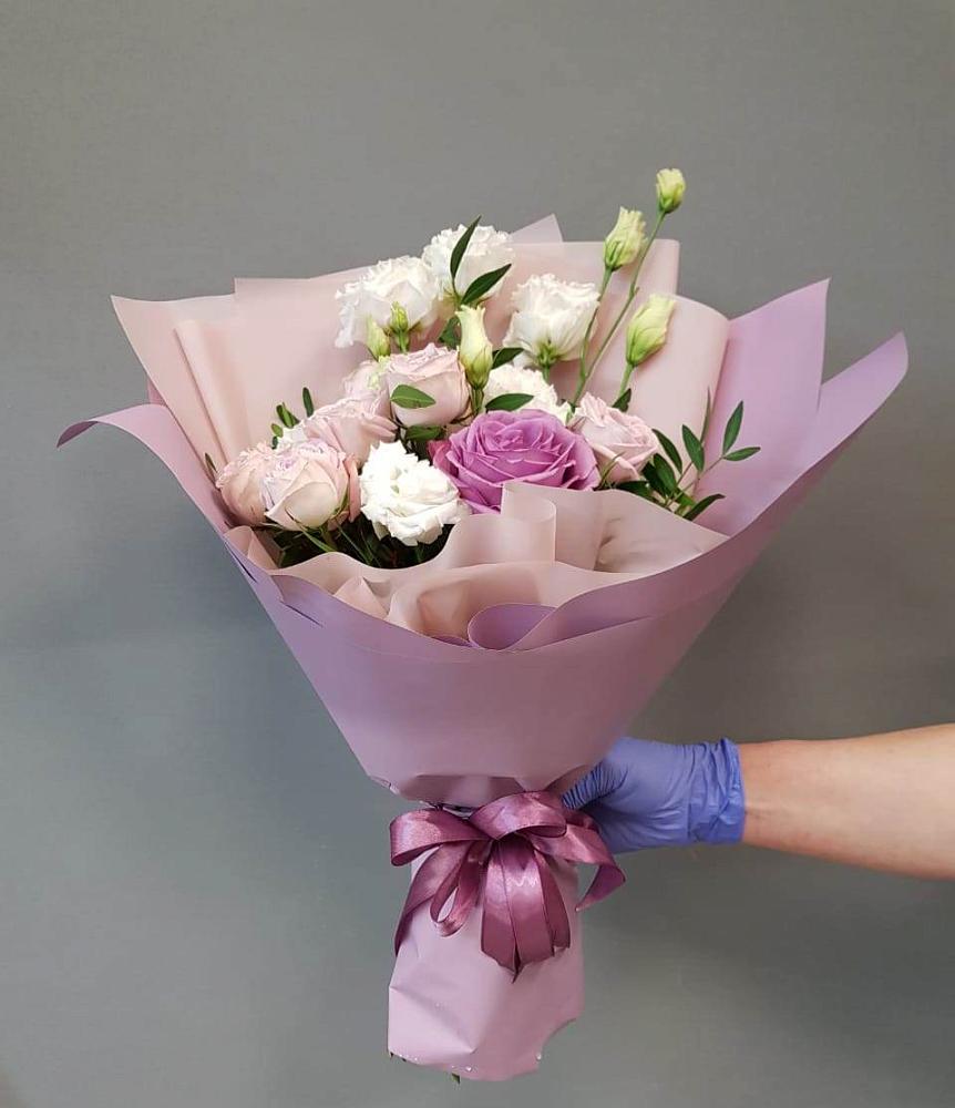 Букет Легкое дыхание в Микуни Букет цветов из: Розы и Лизиантусы в Микуни