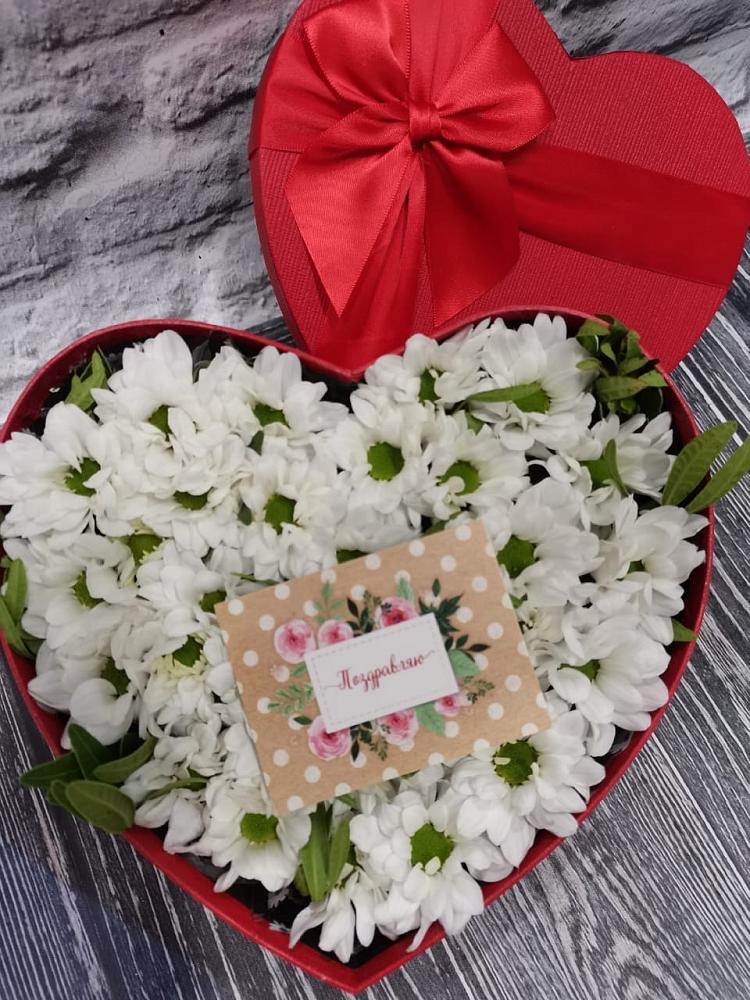 Цветочная композиция из Хризантемы в виде сердца в Микуни